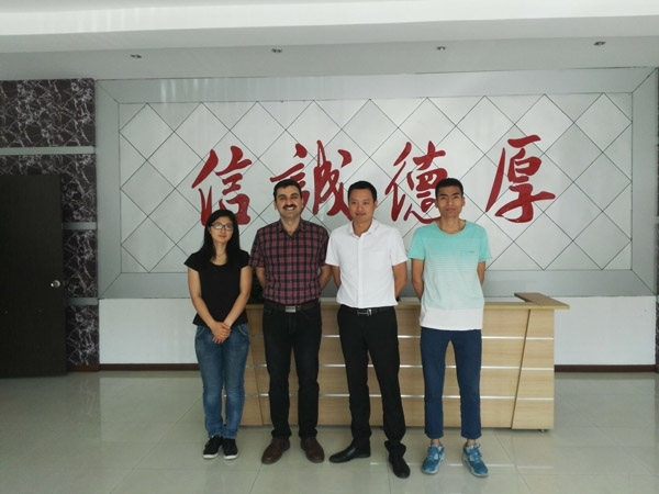 M. Reza Rousta先生與創(chuàng)想儀器總經(jīng)理、外貿(mào)經(jīng)理等合影
