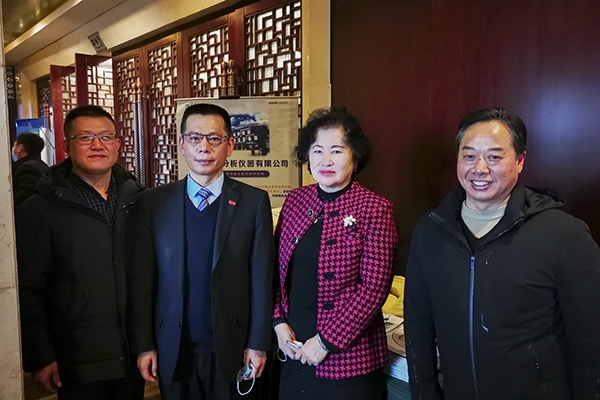 中國(guó)鑄造協(xié)會(huì)秘書長(zhǎng)張志勇，天津鑄鍛行業(yè)協(xié)會(huì)秘書長(zhǎng)王繼英蒞臨創(chuàng)想儀器展位前參觀指導(dǎo)